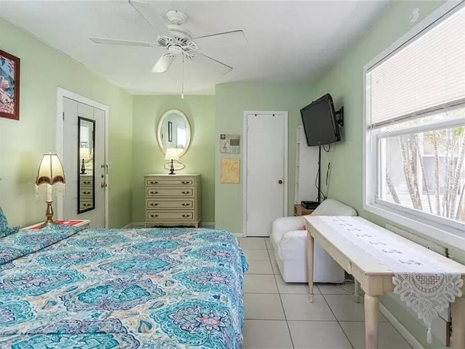 Charming Studio Unit Across From Lido Key Beach ซาราโซตา ภายนอก รูปภาพ